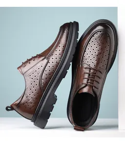 Detailansicht der braunen Herren-Derby-Schuhe aus Leder mit Lochmuster und Gummisohle