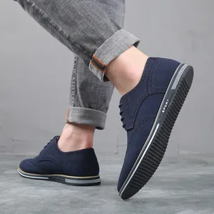 Gros plan de chaussures Brogue pour hommes en daim bleu avec lacets et semelle en caoutchouc