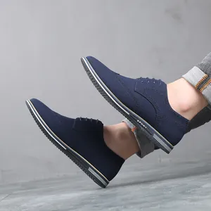 Gros plan de chaussures richelieu en daim bleu marine avec perforations décoratives