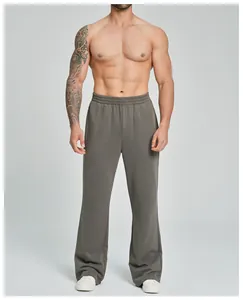 Detailansicht der olivfarbenen Micro-Flare-Jogginghose für Herren am Modell.