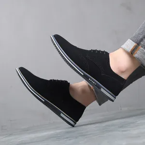 Détail de chaussures Brogue noires en daim pour hommes avec semelle sport à rayures bleues