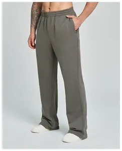 Detailansicht der locker sitzenden Herren-Sporthose mit weitem Bein in Olivgrau