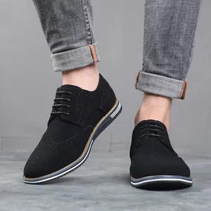Chaussures richelieu en daim noir pour hommes avec bout fleuri et lacets