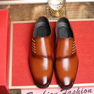 Klassieke bruine leren zakelijke nette schoenen met vetersluiting aan de zijkant en puntneus.