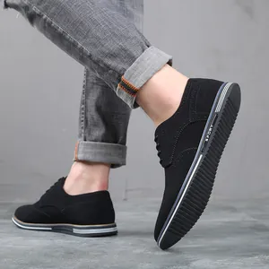 Vue détaillée des chaussures brogues noires pour hommes avec perforations et semelle sport