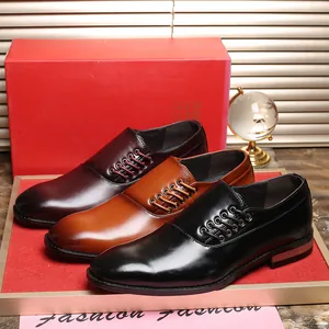 Detailopname van drie verschillende kleuren herenschoenen met vetersluiting aan de zijkant