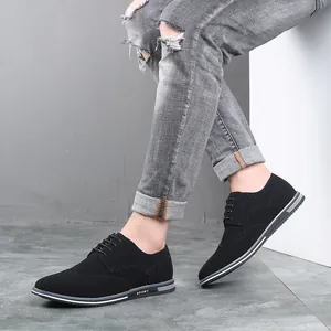 Gros plan de chaussures richelieu décontractées noires pour hommes avec détails de lacets