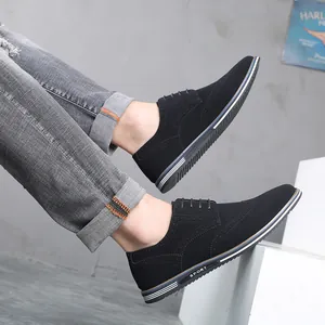 Gros plan sur les chaussures Brogue noires en daim pour hommes avec perforations