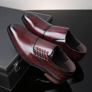 Detail van bordeauxrode heren nette schoenen met vetersluiting aan de zijkant.