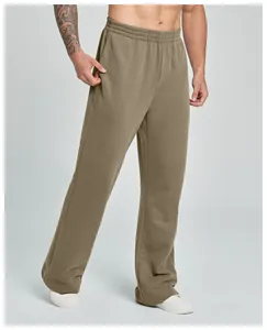 Detailansicht der weiten Herren-Sporthose mit Schlag für Fitness und das Training