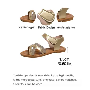 Dettaglio dei sandali dorati glitterati con tacco di 1,5 cm e cinturino a strappo.