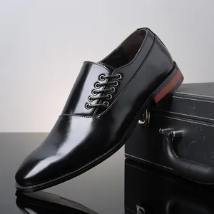 Zwarte leren zakelijke schoen met zijsluiting en stijlvolle puntige neus