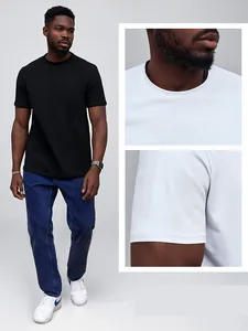 Détail du col et de l'ourlet de la manche d'un t-shirt blanc sur un modèle masculin