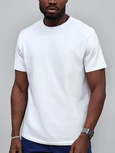 Vue détaillée d'un t-shirt blanc oversize à manches courtes en coton pour homme sur un modèle