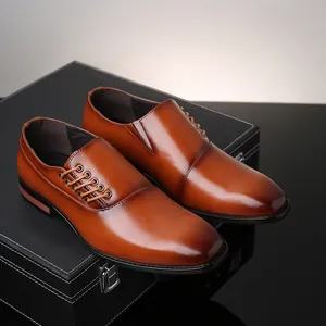 Gedetailleerd zijaanzicht van bruine leren formele schoenen met zijsluiting op een displaydoos