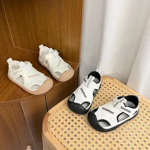 Sandales de sport pour enfants à bout fermé en variantes crème et blanc-noir, été.