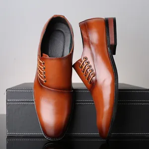 Gedetailleerd zijaanzicht van bruine leren oxfords met veters aan de zijkant.