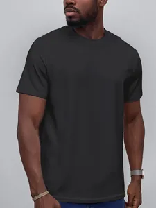 Gros plan d'un t-shirt noir oversize de haute qualité en coton porté par un mannequin homme