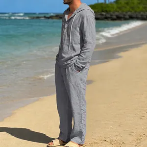 Lässiges graues Leinen-Zweiteiler für Herren mit Kapuze und langer Hose am Strand