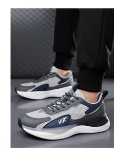 Vista lateral detallada de zapatillas de running de malla ligera para hombre en gris y azul