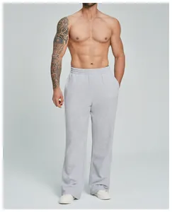 Detailansicht der locker sitzenden grauen Herren-Jogginghose mit weitem Bein für Sport