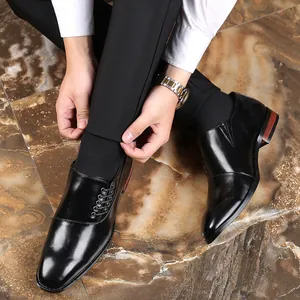 Detailweergave van zwarte leren zakelijke herenschoenen met zijvetersluiting.