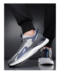 Detalle de zapatillas de correr ligeras y transpirables para hombre en malla gris y azul en modelo