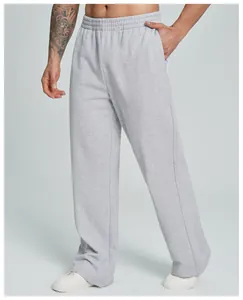 Detailansicht der grauen Herren-Sporthose mit weitem Bein, lockerem Sitz und weichem Stoff