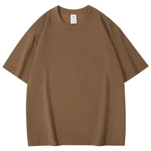 Vue détaillée d'un t-shirt en coton marron surdimensionné à épaules tombantes pour hommes.