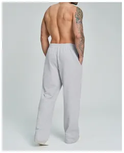 Detailansicht der Rückseite einer lockeren grauen Herren-Sporthose mit weitem Bein