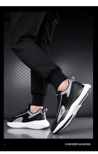 Vista detallada de zapatillas de correr ligeras de malla para hombre en negro y gris