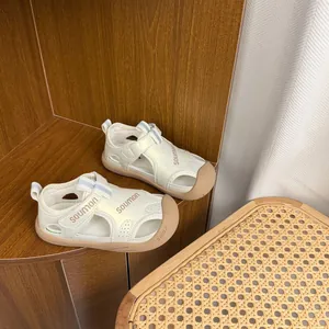 Sandales de sport blanches à bout fermé pour enfants avec semelles souples et brunes