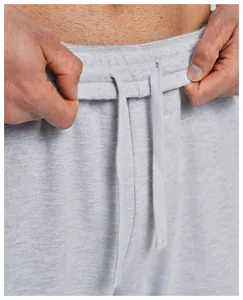 Nahaufnahme eines grauen Herren Sporthose Bundes mit verstellbarem Kordelzug Detail.