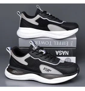 Vista lateral de zapatillas de deporte para hombre con malla transpirable y cuero