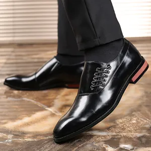 Detail van luxe zwarte herenschoenen met veters aan de zijkant en een puntige neus