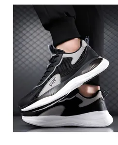 Vista lateral detallada de zapatillas de running transpirables para hombre en negro y gris
