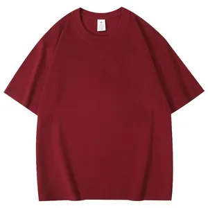 Vue détaillée d'un t-shirt bordeaux pour homme, coupe oversize et épaules tombantes, en coton.