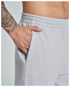 Nahaufnahme der grauen Herren-Jogginghose mit elastischem Bund und Seitentasche