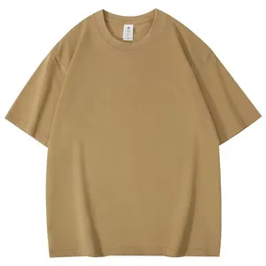 Détail d'un t-shirt oversize kaki à épaules tombantes avec un col rond classique pour hommes