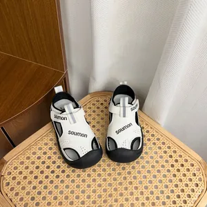 Vue détaillée de ces sandales de sport blanches à bout fermé pour enfants et bébés.
