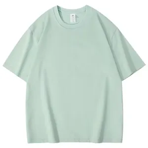Vue détaillée d'un t-shirt oversize uni de couleur vert menthe avec un col rond classique