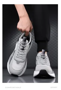 Vista detallada de zapatillas de running grises ligeras para hombre con malla transpirable