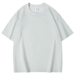 Vue de face d'un t-shirt en coton à manches courtes pour hommes, gris clair et surdimensionné