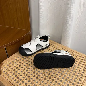 Vue détaillée de sandales de sport blanches pour enfants avec semelle en caoutchouc antidérapante