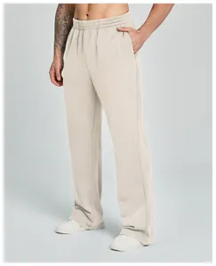 Detailansicht einer beigen Herren-Sporthose mit weitem Bein und einem elastischen Bund