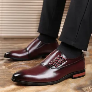 Detail van bordeauxrode herenschoenen met zijvetersluiting en een puntige neus