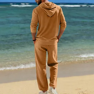 Rückansicht eines Leinen-Kapuzenpullover- und Hosensets für Herren am Strand