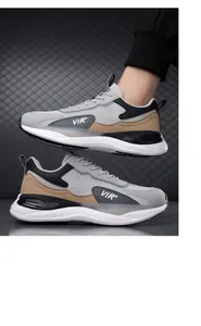 Perfil lateral detallado de zapatillas de running de malla gris y marrón con suelas.