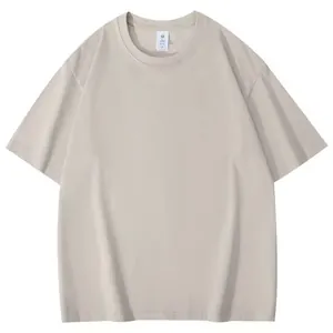 Détail à plat professionnel d'un t-shirt en coton beige clair surdimensionné pour hommes