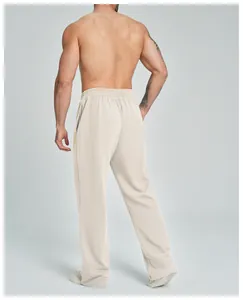 Rückansicht der beigefarbenen Herren-Sweathose mit ausgestelltem Bein für Sport und Freizeit